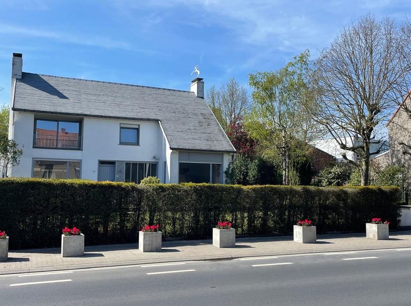 Bezoekdagen op 3 mei, 4 mei, 10 mei en 11 mei!&lt;br /&gt;
&lt;br /&gt;
Ruime villa in Sint-Eloois-Winkel: een warme thuis&lt;br /&gt;
Deze karaktervolle villa in Sint-